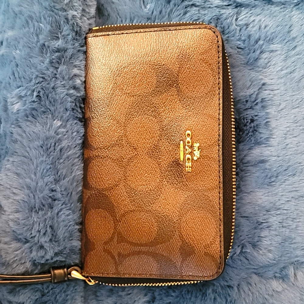 Coach zipped up wallet